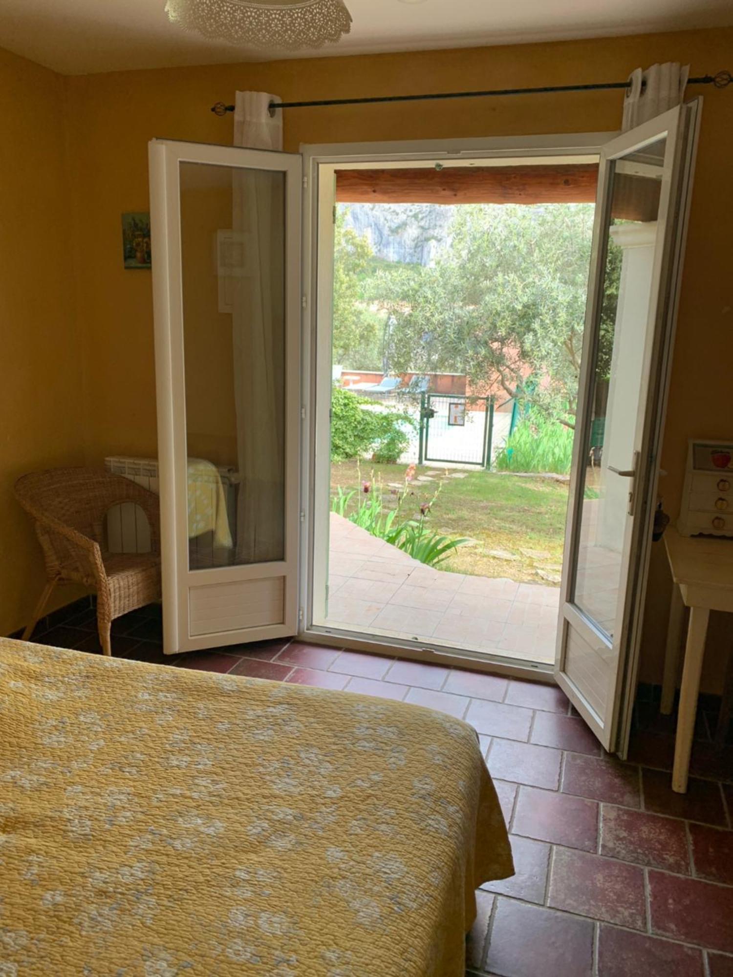Ll Poulidetto Bed & Breakfast Lioux Bagian luar foto